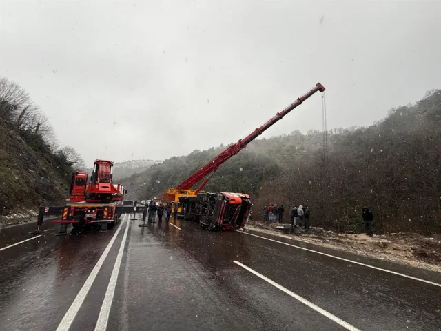Alkollü TIR kazası: Ereğli'de araç 25 metreden uçuruma yuvarlandı