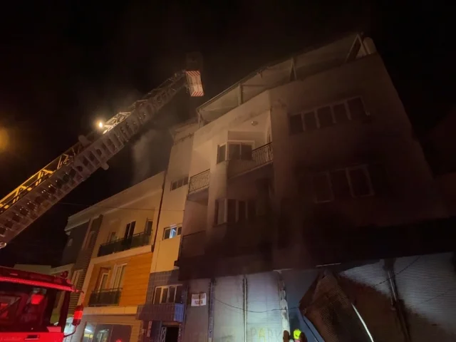 Aydın'da yangın paniği: Depodaki alevler apartmana yayıldı