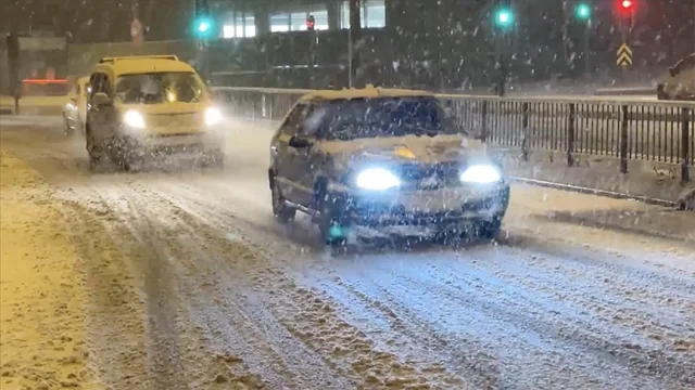 İstanbul Kara Teslim Oldu! Ulaşımda Aksamalar Yaşanıyor