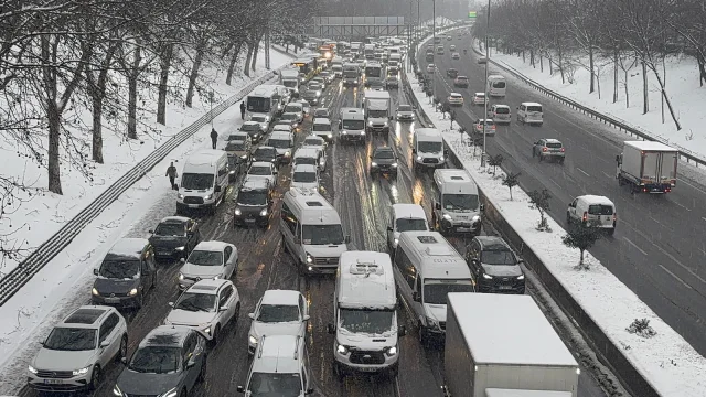 İstanbul Trafiği Karla Durdu Yoğunluk Yüzde 81'e Ulaştı