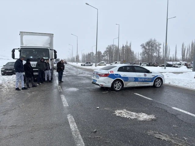 Sivas-Malatya kara yolu yoğun kar yağışı nedeniyle ulaşıma kapatıldı