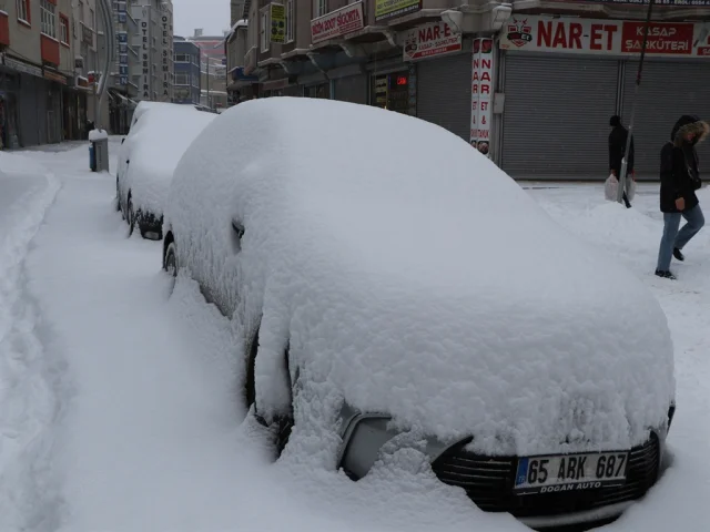 Van'da kar yağışı hayatı durdurdu, 287 yerleşim yolu kapandı