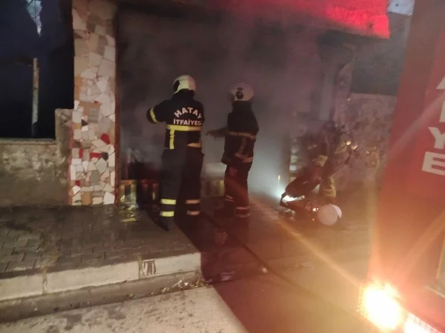 Hatay'da bir iş yerinde çıkan yangın itfaiye ekiplerince söndürüldü