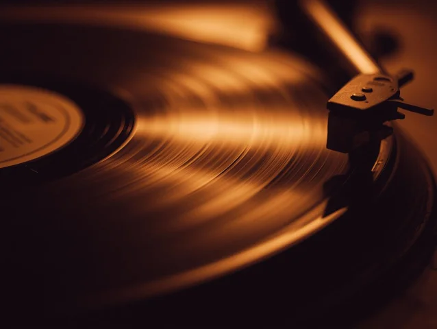 Dijital Çağda Analog Geri Dönüş: Vinyl Plak Satışları CD'leri Geride Bıraktı