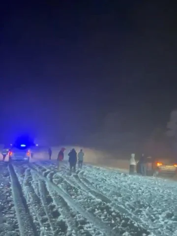 Erzincan-Sivas kara yolu çığ düşmesi sonucu ulaşıma kapatıldı