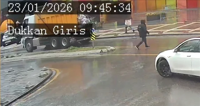 Üsküdar'da Damper Kazası: Belediye Kamyonu Kadına ve Araçlara Çarptı