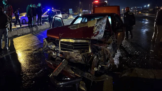Sakarya'da Otomobil Minibüse Arkadan Çarptı: 2 Kişi Yaralandı