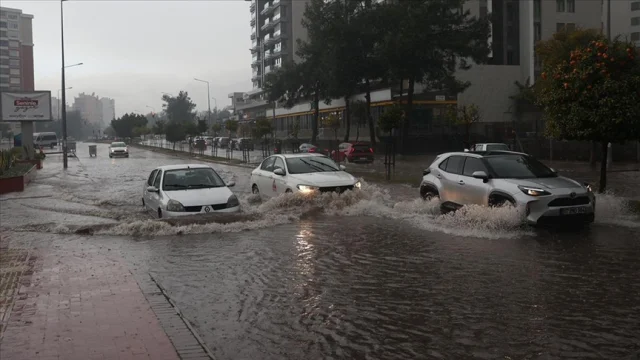 Antalya'da Şiddetli Yağış Hayatı Olumsuz Etkiledi