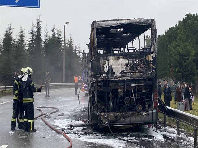 Kocaeli'de Otobüs Yangını: D-100'de Panik Yaşandı