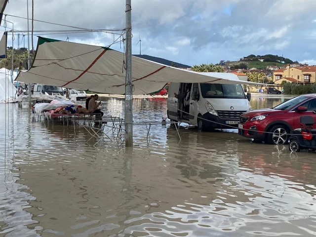Çeşme'de Sağanak Yağış Hayatı Olumsuz Etkiledi