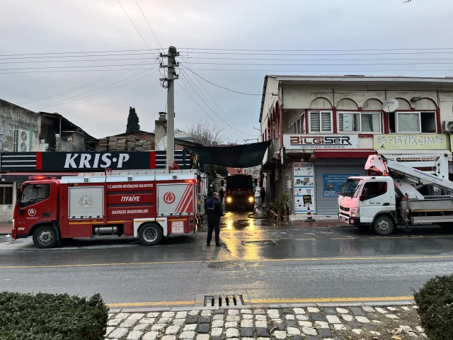 Mersin'de iki katlı ev yangın sonucu kullanılamaz hale geldi