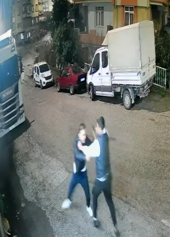 Antalya'da İki Arkadaş Arasındaki Tartışma Bıçaklı Kavgaya Dönüştü