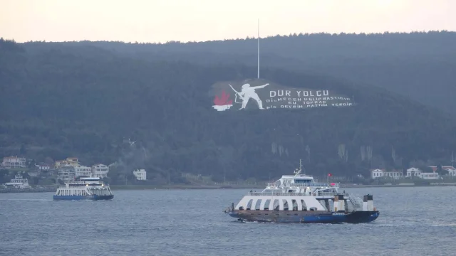 Bozcaada'da feribot seferleri şiddetli fırtına sebebiyle iptal edildi