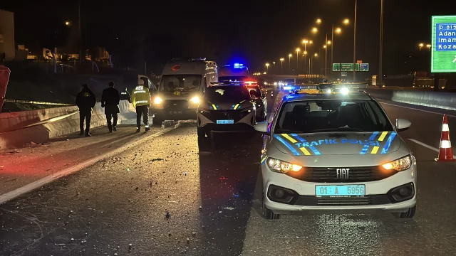 Adana'da kontrolden çıkan yolcu otobüsü devrildi
