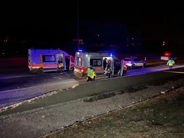Adana'da kontrolden çıkan yolcu otobüsü devrildi