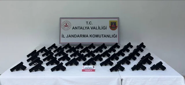 Antalya'da Silah Kaçakçılığı Operasyonu: 45 Ruhsatsız Tabanca Ele Geçirildi