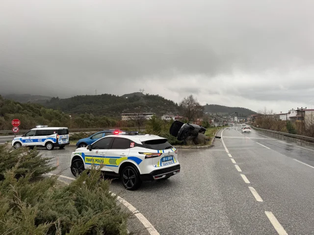 Aydın'da trafik ışığına çarpan otomobildeki 2 kişi yaralandı