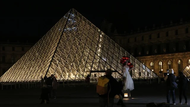 Louvre Müzesi'nde Grev Kararı: Kapılar Ziyaretçilere Kapandı