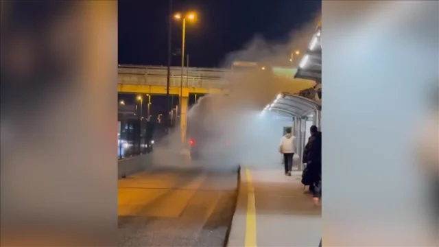 Üsküdar'da metrobüs yangını paniğe neden oldu