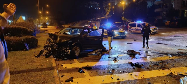 Bursa'da Feci Kaza: İki Otomobil Kafa Kafaya Çarpıştı