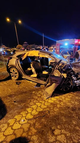 Bursa'da Feci Kaza: İki Otomobil Kafa Kafaya Çarpıştı