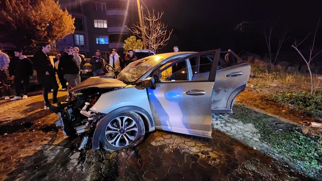 Bursa'da Feci Kaza: İki Otomobil Kafa Kafaya Çarpıştı