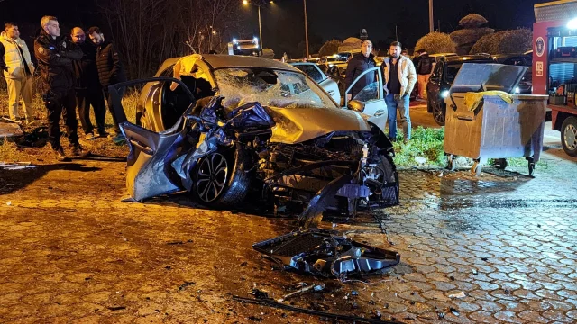 Bursa'da Feci Kaza: İki Otomobil Kafa Kafaya Çarpıştı