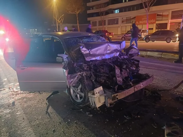  Kırmızı Işıkta Bekleyen Çekiciye Arkadan Çarptı