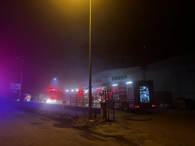 Alevler Sanayi Bölgesini Sardı: Kayseri'de Mobilya Fabrikası Yangını