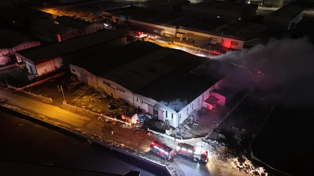 Alevler Sanayi Bölgesini Sardı: Kayseri'de Mobilya Fabrikası Yangını
