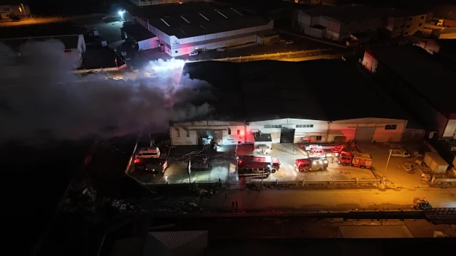 Alevler Sanayi Bölgesini Sardı: Kayseri'de Mobilya Fabrikası Yangını