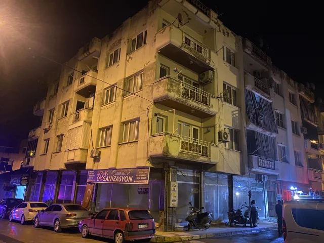 Manisa'da 4 katlı binada çıkan yangın itfaiye ekipleri tarafından söndürüldü