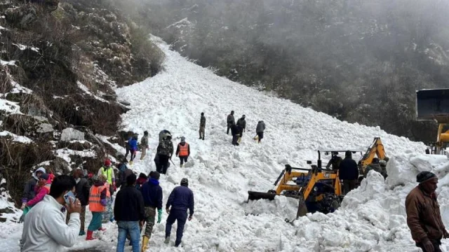 Hindistan'da çığ paniği: Turistik Sonamarg'da korku dolu anlar