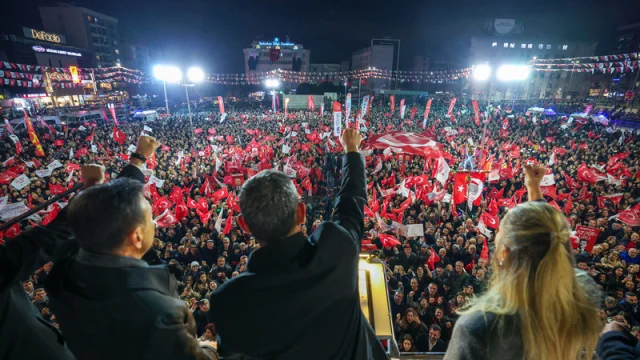Özgür Özel'den Bağcılar'da Sert Çıkış: 'Mart Sonunda Hazırım!'