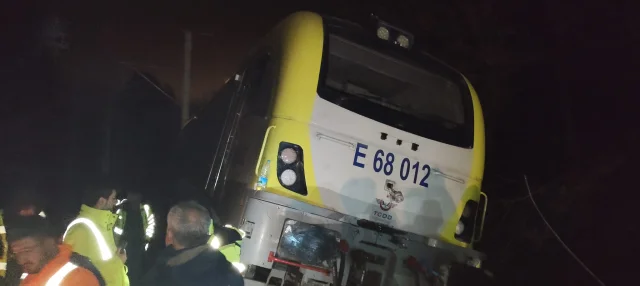 Balıkesir'de toprak kayması sonucu yolcu treni raydan çıktı