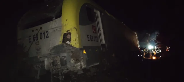 Balıkesir'de toprak kayması sonucu yolcu treni raydan çıktı