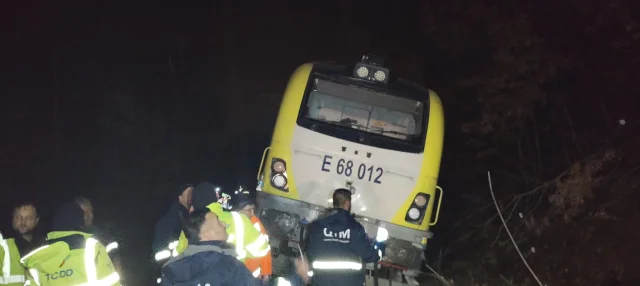 Balıkesir'de toprak kayması sonucu yolcu treni raydan çıktı