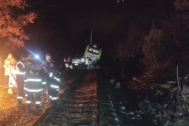 Balıkesir'de toprak kayması sonucu yolcu treni raydan çıktı