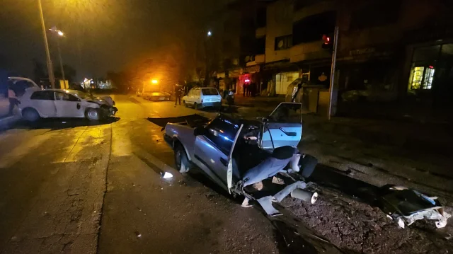 Erzincan'da kavşakta feci kaza: Otomobil ikiye bölündü