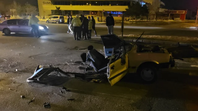 Erzincan'da kavşakta feci kaza: Otomobil ikiye bölündü