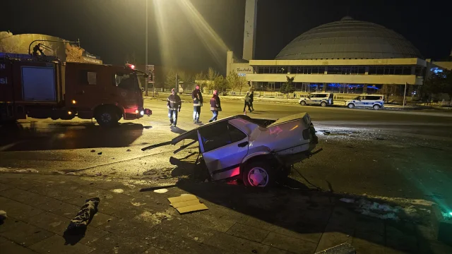 Erzincan'da kavşakta feci kaza: Otomobil ikiye bölündü
