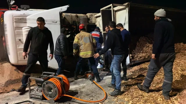 Bursa'da talaş yüklü tır devrildi: Sürücü hayatını kaybetti