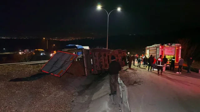 Bursa'da talaş yüklü tır devrildi: Sürücü hayatını kaybetti