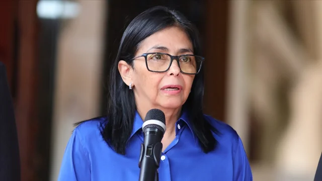 Venezuela'da Geçici Devlet Başkanı 'başkomutan' olarak tanındı