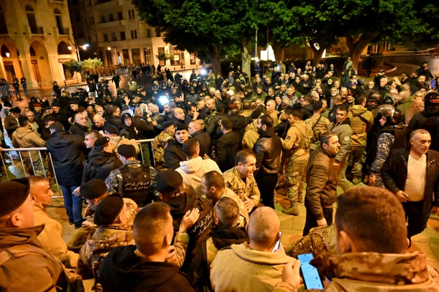 Beyrut'ta meclis baskını girişimi: emekli askerler avluya girdi!