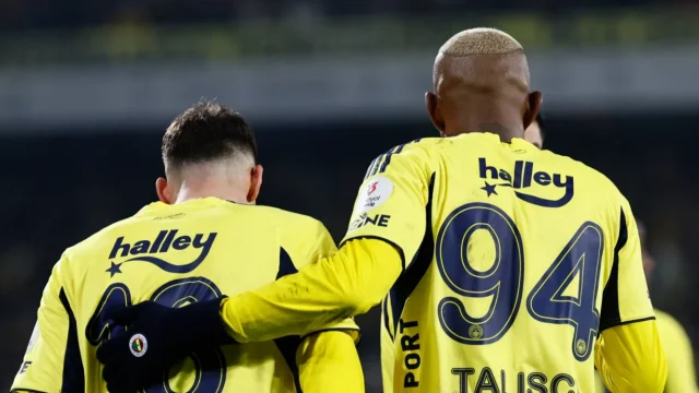 Fenerbahçe FCSB maçının ilk yarısını 1-0 önde tamamladı