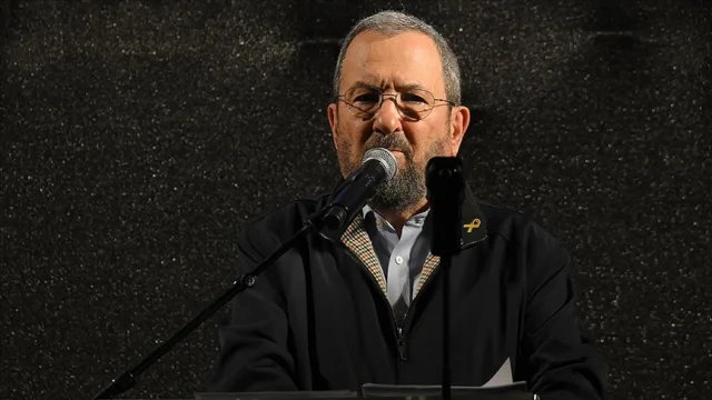 Eski İsrail Başbakanı Barak'ın Epstein'ın evinde kaldığı belgelendi