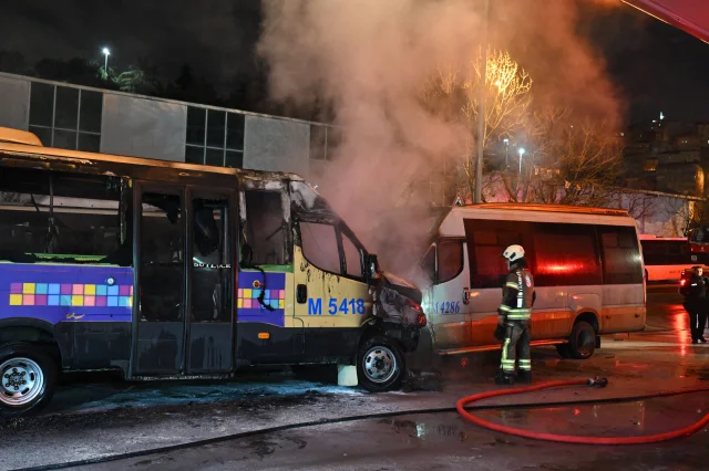 Kağıthane'de akaryakıt istasyonunda iki minibüs yandı