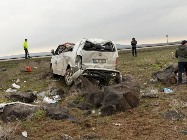 Şırnak'ta Yağışlı Havada Kontrolden Çıkan Minibüs Takla Attı