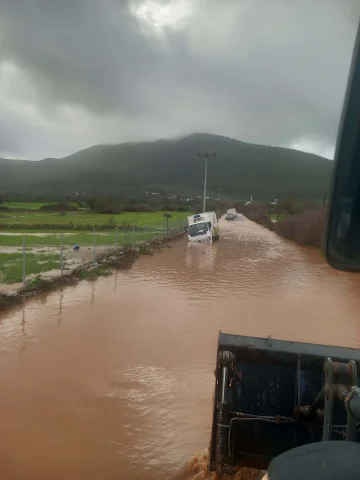 Bodrum'da sağanak kabusu: Kamyonet yolda kaldı, evleri su bastı